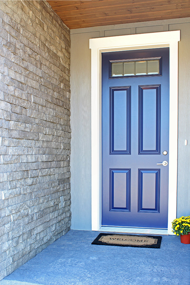 Amerikansk inredning av en mellanstor ingång och ytterdörr, med grå väggar, vinylgolv, en enkeldörr och en blå dörr