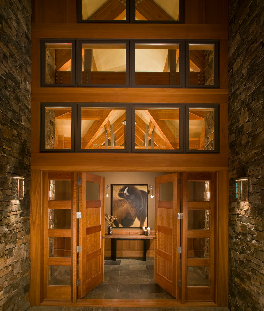 Große Rustikale Haustür mit grauer Wandfarbe, Schieferboden, Doppeltür, heller Holzhaustür und grauem Boden in Sonstige