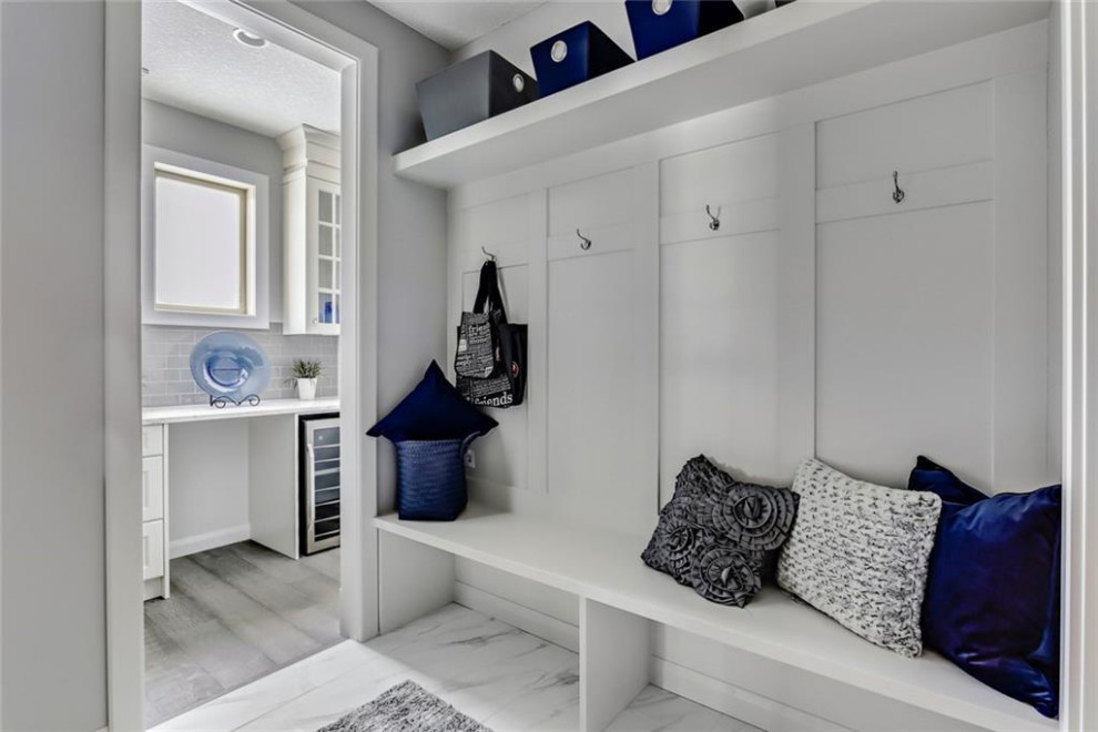 На фото: прихожая в стиле неоклассика (современная классика) с серыми стенами, полом из керамической плитки и белым полом