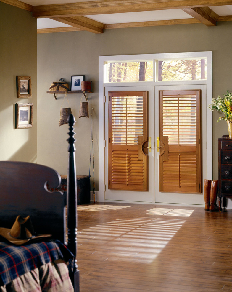 Mittelgroße Klassische Haustür mit grauer Wandfarbe, braunem Holzboden, Doppeltür, hellbrauner Holzhaustür und braunem Boden in New York