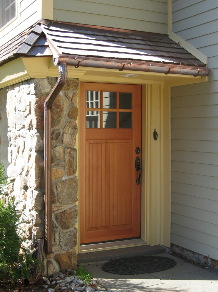 На фото: маленький тамбур в классическом стиле с одностворчатой входной дверью и входной дверью из светлого дерева для на участке и в саду