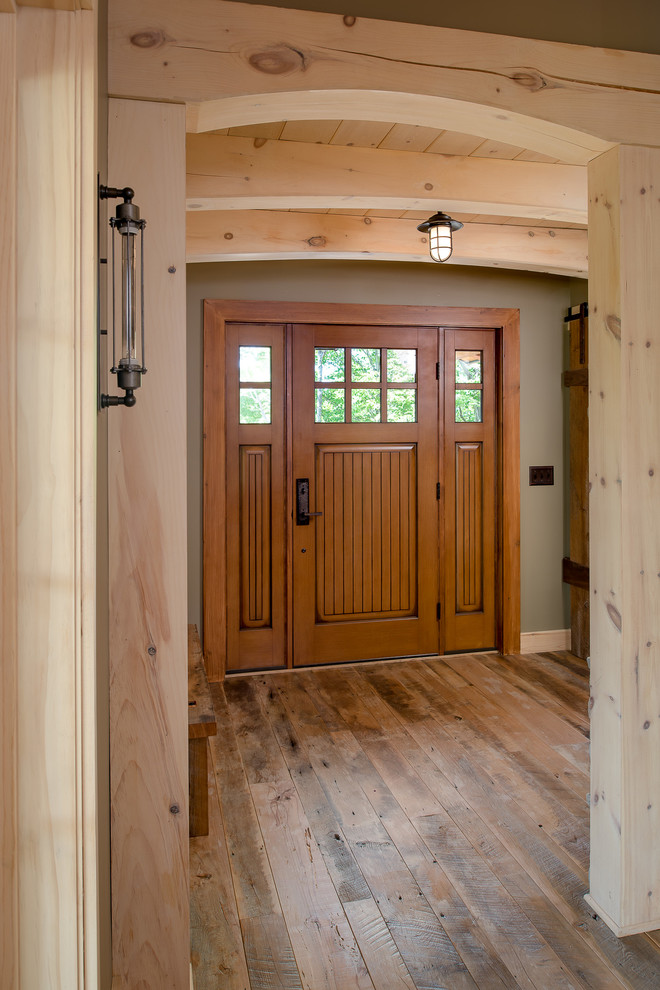 Urige Haustür mit grüner Wandfarbe, hellem Holzboden, Einzeltür und hellbrauner Holzhaustür in New York
