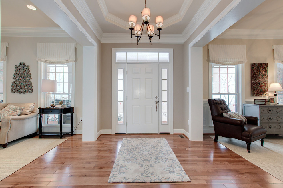 Mittelgroßes Klassisches Foyer mit beiger Wandfarbe, Vinylboden, Einzeltür und weißer Haustür in Washington, D.C.