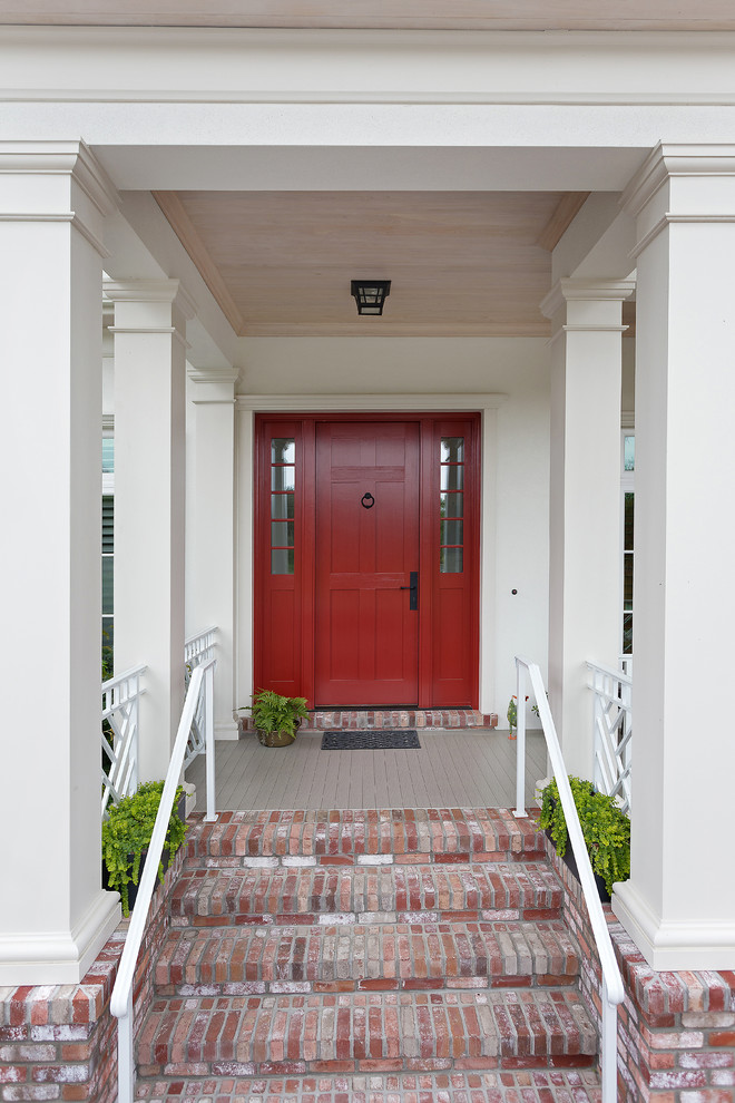 Réalisation d'un hall d'entrée tradition de taille moyenne avec un mur beige, parquet foncé, une porte simple, une porte rouge et un sol marron.