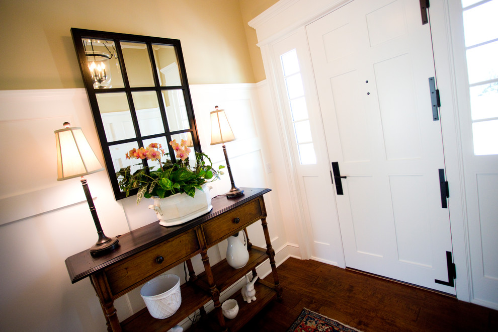 Example of a classic entryway design in Tampa