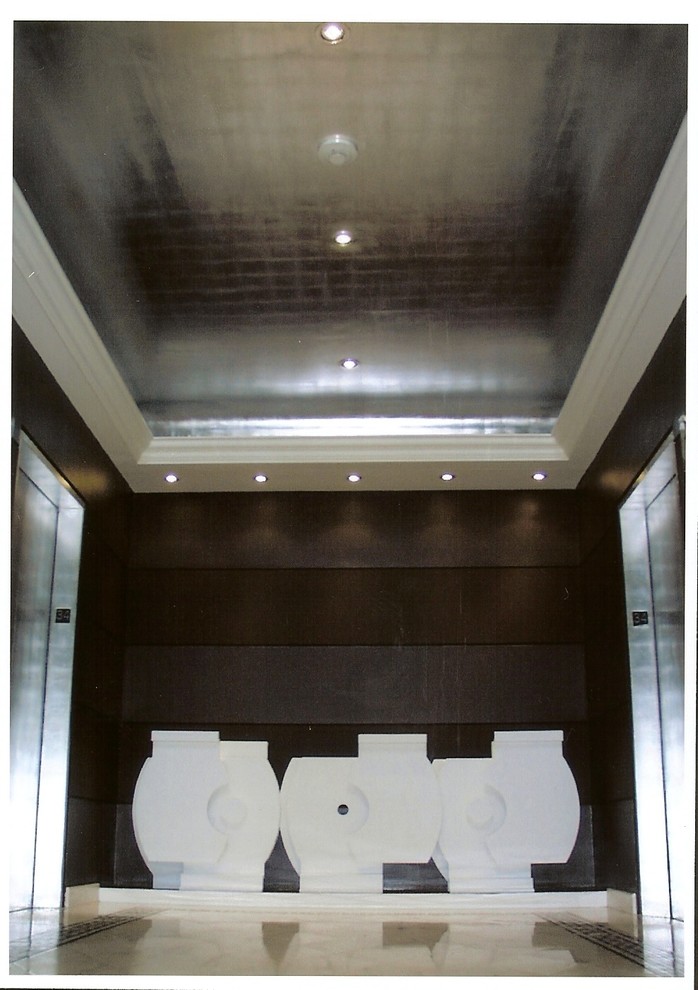 Exemple d'un vestibule moderne de taille moyenne avec un mur marron et un sol en marbre.
