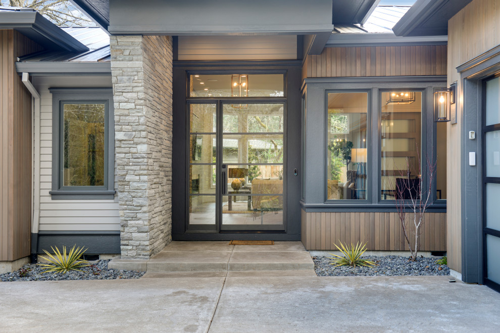 Große Moderne Haustür mit grauer Wandfarbe, hellem Holzboden, Einzeltür, Haustür aus Metall und grauem Boden in Portland