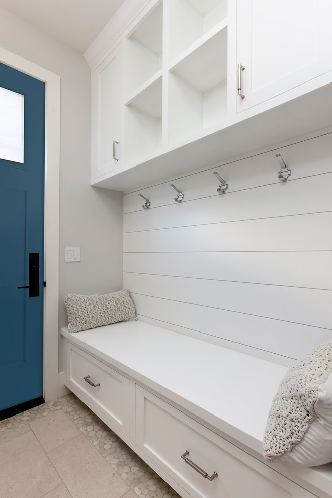 Источник вдохновения для домашнего уюта: большой тамбур в стиле кантри с серыми стенами, полом из керамической плитки, одностворчатой входной дверью, синей входной дверью и бежевым полом