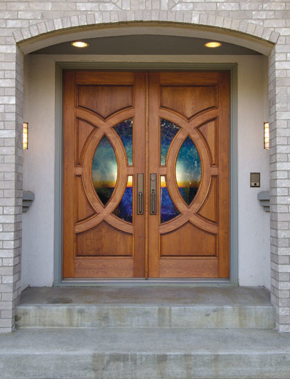 На фото: входная дверь в стиле неоклассика (современная классика) с одностворчатой входной дверью и входной дверью из светлого дерева с