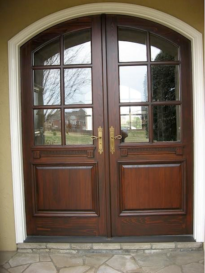 Foto de puerta principal de estilo de casa de campo de tamaño medio con puerta doble y puerta de madera oscura