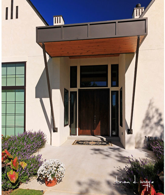 Пример оригинального дизайна: прихожая в современном стиле с серыми стенами, темным паркетным полом, двустворчатой входной дверью и входной дверью из темного дерева