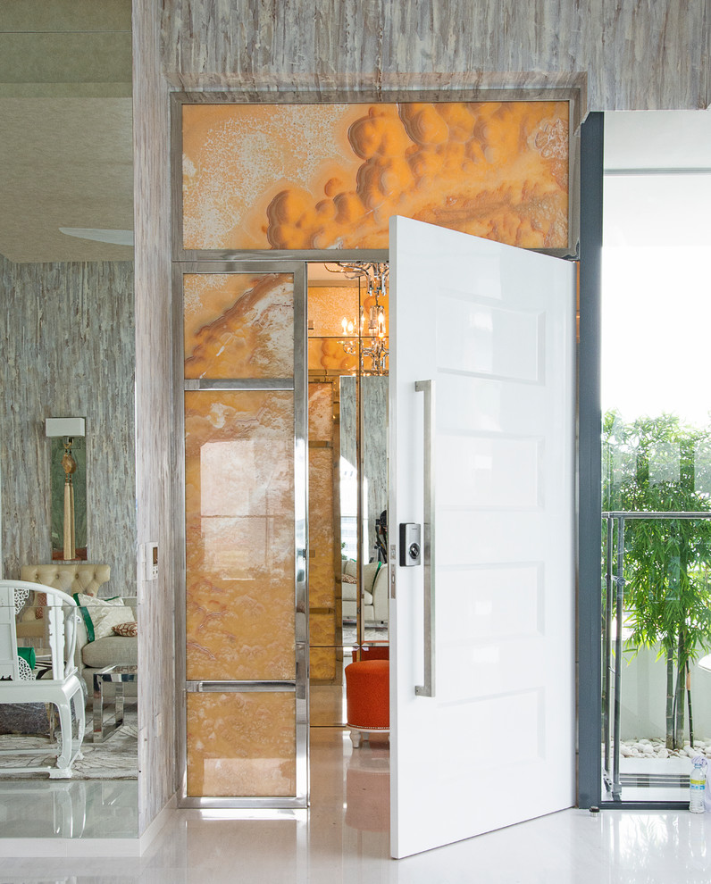 Modern inredning av en farstu, med marmorgolv, en enkeldörr, flerfärgade väggar och en vit dörr