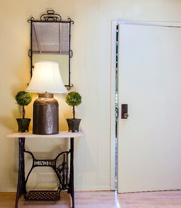 На фото: фойе среднего размера в стиле неоклассика (современная классика) с бежевыми стенами, светлым паркетным полом и одностворчатой входной дверью