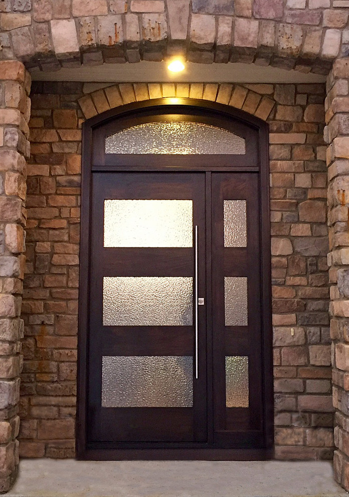 Idée de décoration pour une entrée design avec une porte simple et une porte en bois foncé.