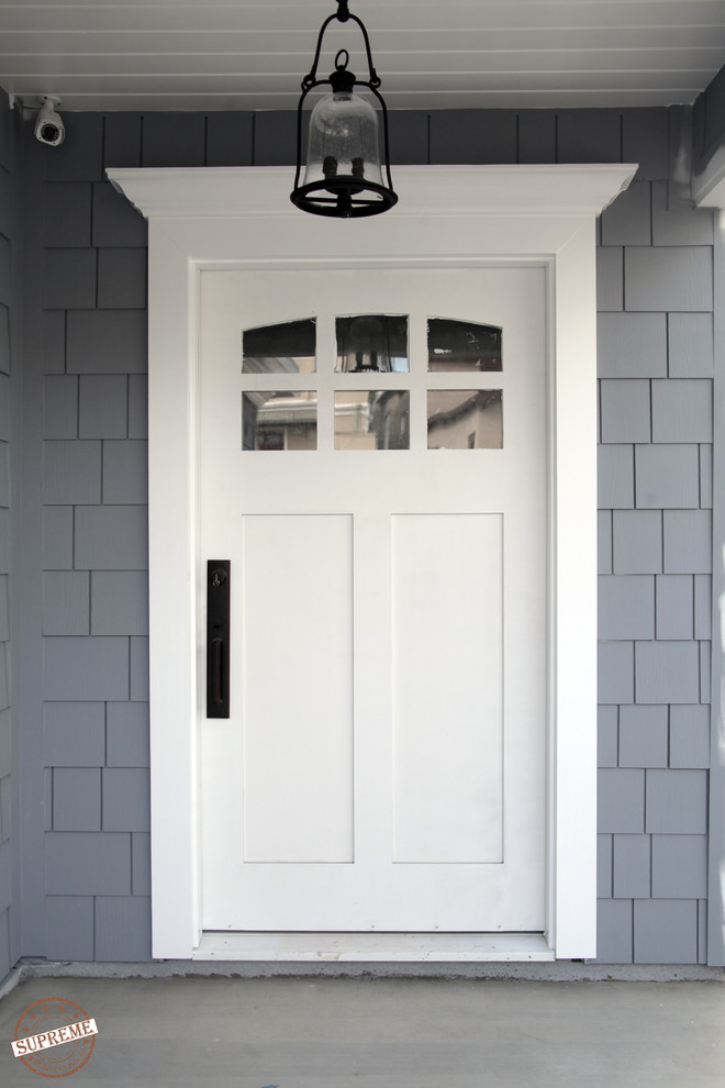 Пример оригинального дизайна: маленькая входная дверь в современном стиле с серыми стенами, бетонным полом, одностворчатой входной дверью и белой входной дверью для на участке и в саду