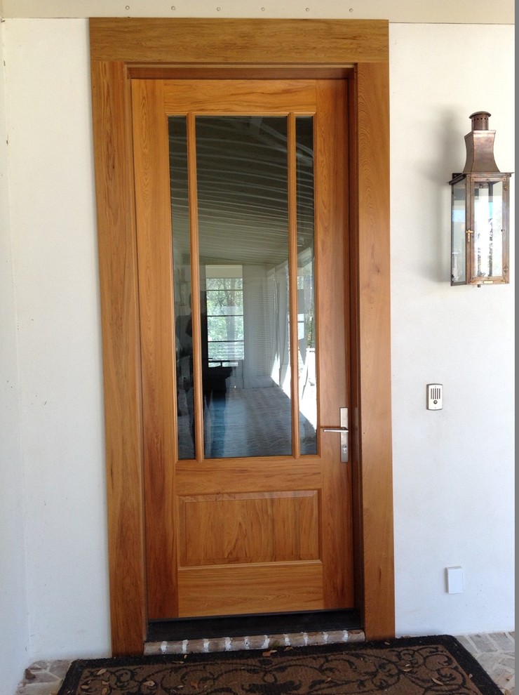 Стильный дизайн: входная дверь среднего размера в современном стиле с одностворчатой входной дверью и стеклянной входной дверью - последний тренд