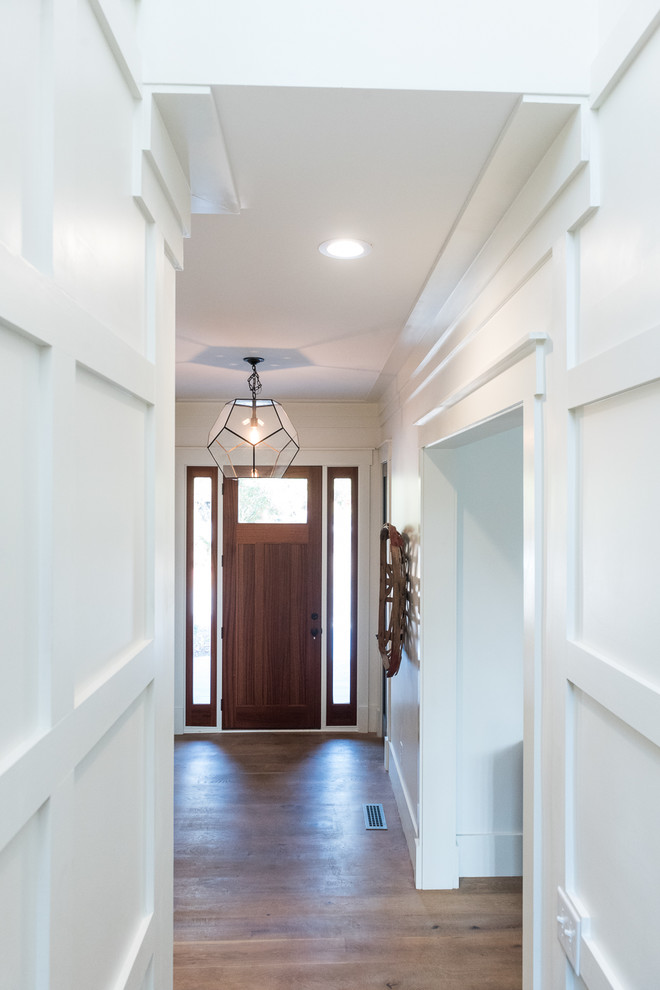 Immagine di una porta d'ingresso minimalista di medie dimensioni con pareti grigie, parquet chiaro, una porta singola, una porta in legno scuro e pavimento marrone
