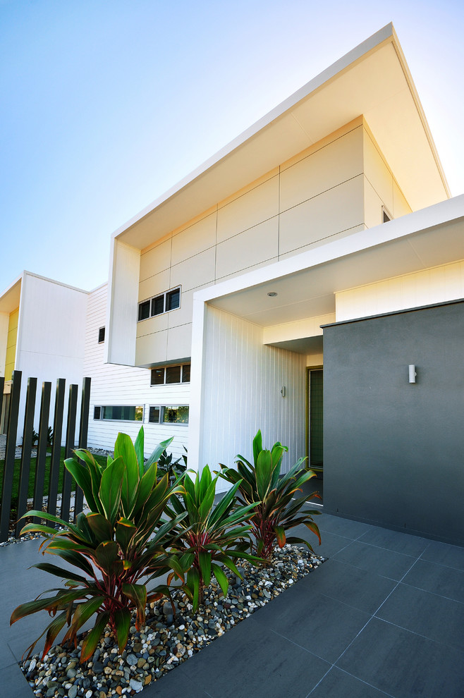 Design ideas for a contemporary entrance in Brisbane.