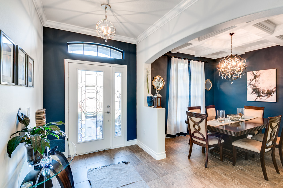 Diseño de puerta principal clásica renovada pequeña con paredes azules, suelo de baldosas de porcelana, puerta simple, puerta blanca y suelo marrón