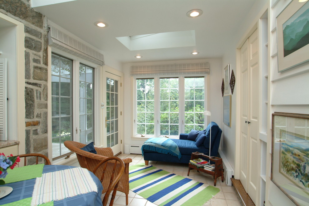 На фото: прихожая среднего размера в современном стиле с белыми стенами, полом из керамической плитки и одностворчатой входной дверью с