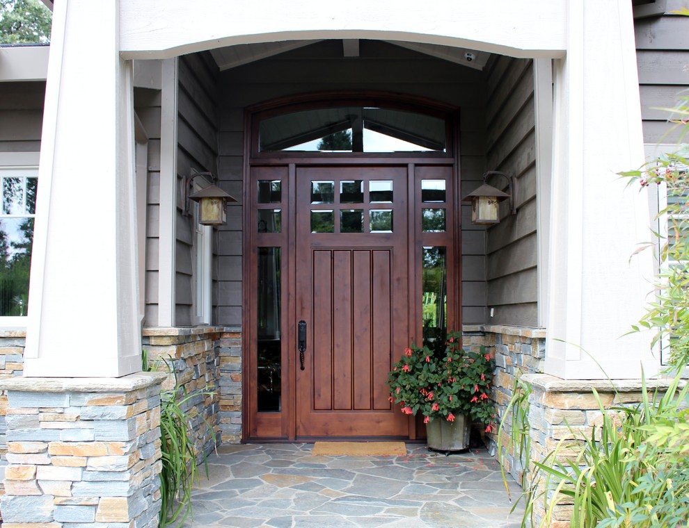 Источник вдохновения для домашнего уюта: большая входная дверь в стиле неоклассика (современная классика) с серыми стенами, полом из сланца и коричневой входной дверью