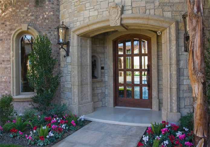 Ejemplo de puerta principal bohemia con puerta simple y puerta de madera en tonos medios