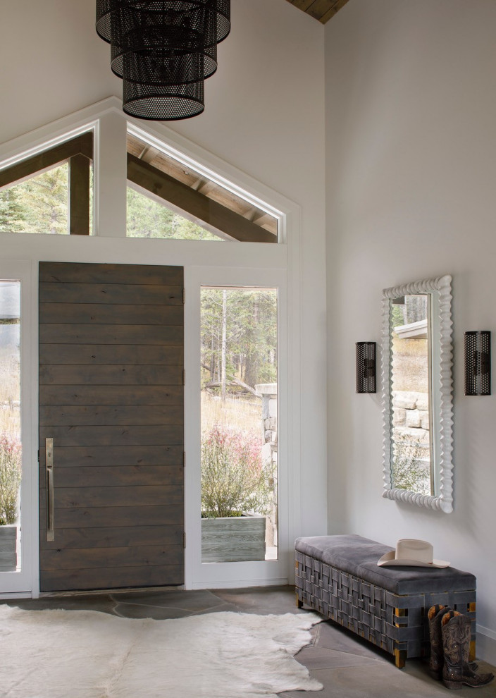 Rustikale Haustür mit weißer Wandfarbe, Marmorboden, dunkler Holzhaustür, braunem Boden und gewölbter Decke in Sonstige