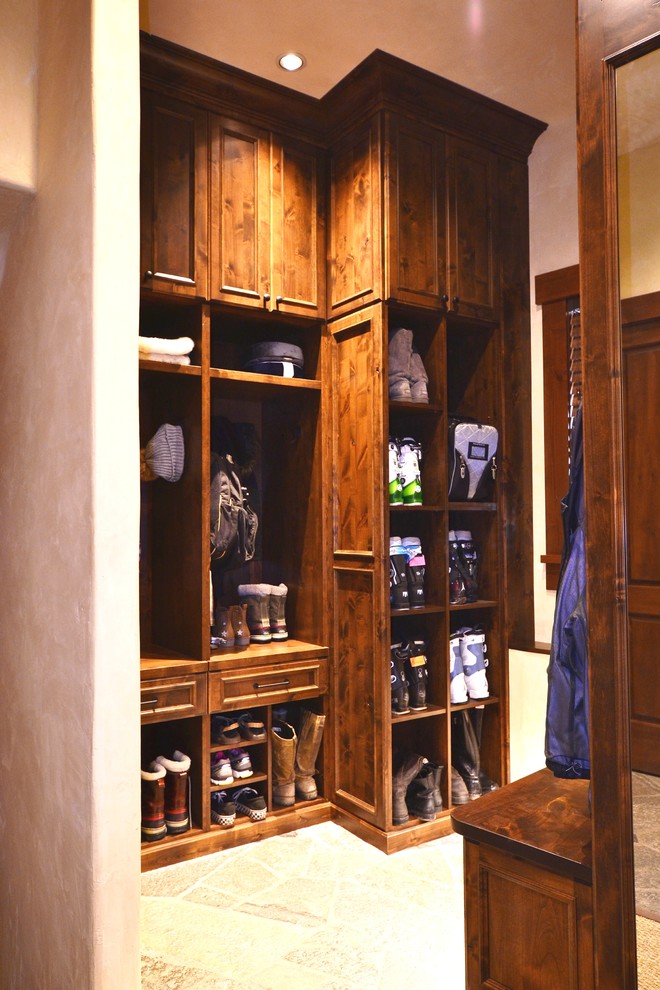 Пример оригинального дизайна: большой тамбур со шкафом для обуви в классическом стиле с бежевыми стенами, полом из сланца и серым полом