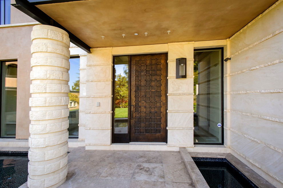 Идея дизайна: входная дверь в средиземноморском стиле с одностворчатой входной дверью и входной дверью из темного дерева