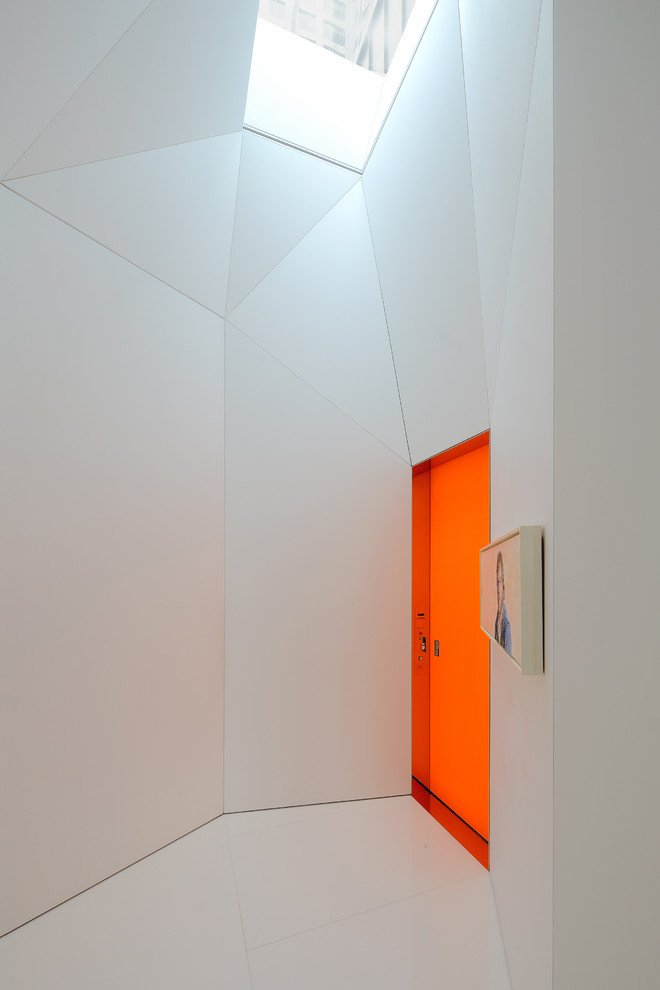 На фото: прихожая в стиле модернизм с одностворчатой входной дверью и оранжевой входной дверью