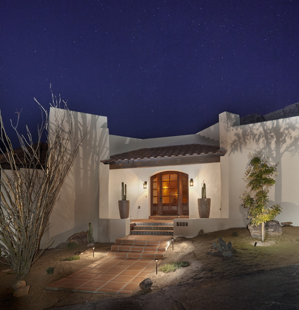 Geräumige Mediterrane Haustür mit weißer Wandfarbe, Terrakottaboden, Einzeltür und dunkler Holzhaustür in Phoenix