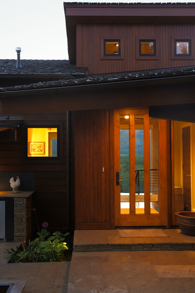 Идея дизайна: входная дверь среднего размера в современном стиле с коричневыми стенами, полом из сланца, одностворчатой входной дверью, стеклянной входной дверью и бежевым полом