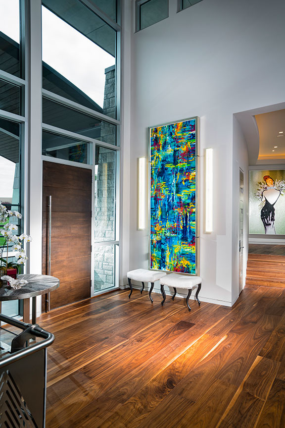 Geräumiges Modernes Foyer mit weißer Wandfarbe, braunem Holzboden, Einzeltür, brauner Haustür und braunem Boden in Sonstige