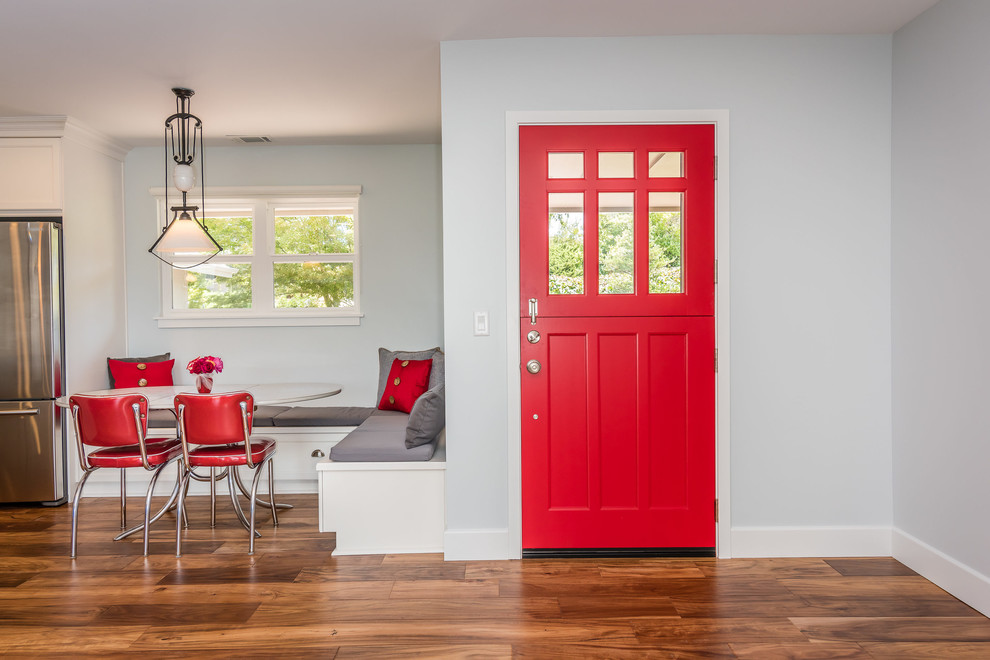 Idee per una porta d'ingresso stile americano di medie dimensioni con pareti blu, pavimento in legno massello medio, una porta olandese e una porta rossa