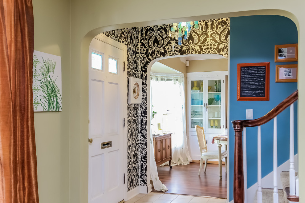 Inspiration för en liten eklektisk foajé, med gröna väggar, en enkeldörr och en blå dörr