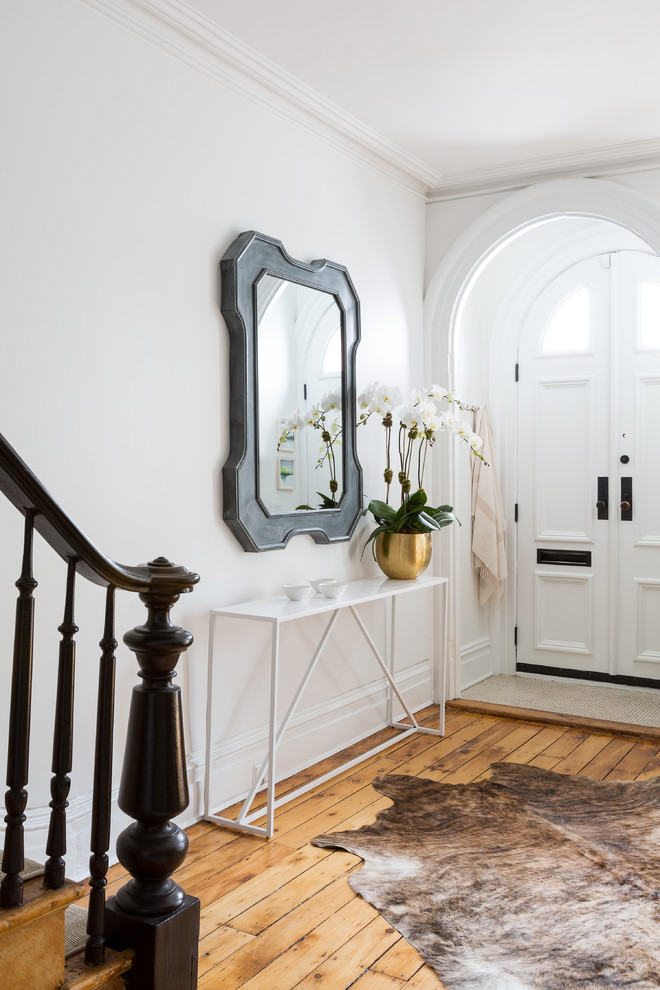 Источник вдохновения для домашнего уюта: большое фойе в стиле неоклассика (современная классика) с белыми стенами, светлым паркетным полом, двустворчатой входной дверью и белой входной дверью