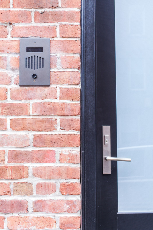 Foto di una porta d'ingresso minimalista con una porta singola