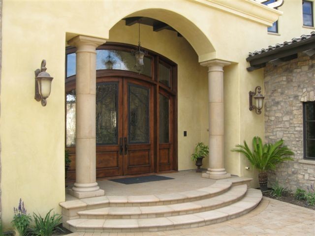 Diseño de puerta principal mediterránea grande con paredes beige, suelo de mármol, puerta doble y puerta de madera oscura
