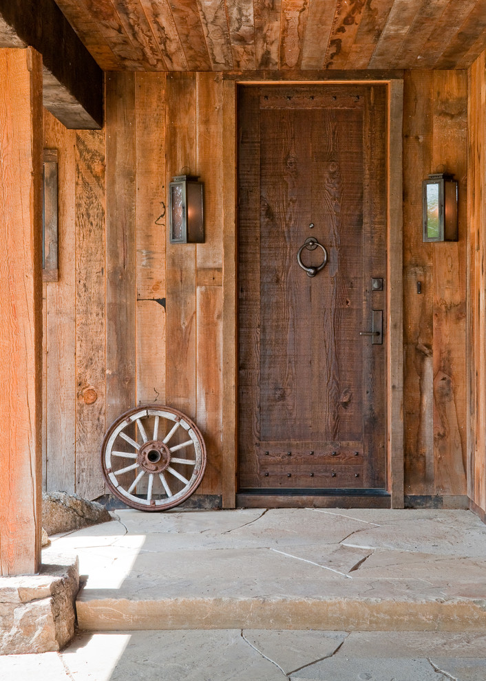 Источник вдохновения для домашнего уюта: входная дверь в стиле рустика с одностворчатой входной дверью и входной дверью из дерева среднего тона