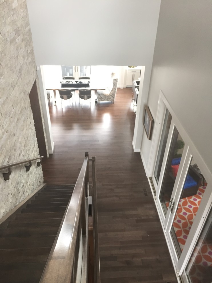 Mittelgroße Moderne Haustür mit weißer Wandfarbe, braunem Holzboden, Einzeltür, hellbrauner Holzhaustür und grauem Boden in Sonstige