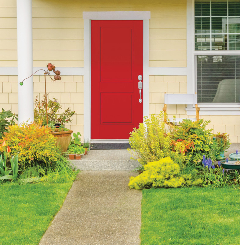 На фото: прихожая в классическом стиле с одностворчатой входной дверью и красной входной дверью