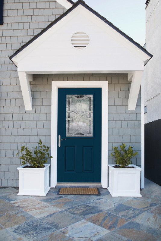 Diseño de puerta principal marinera con puerta simple y puerta azul