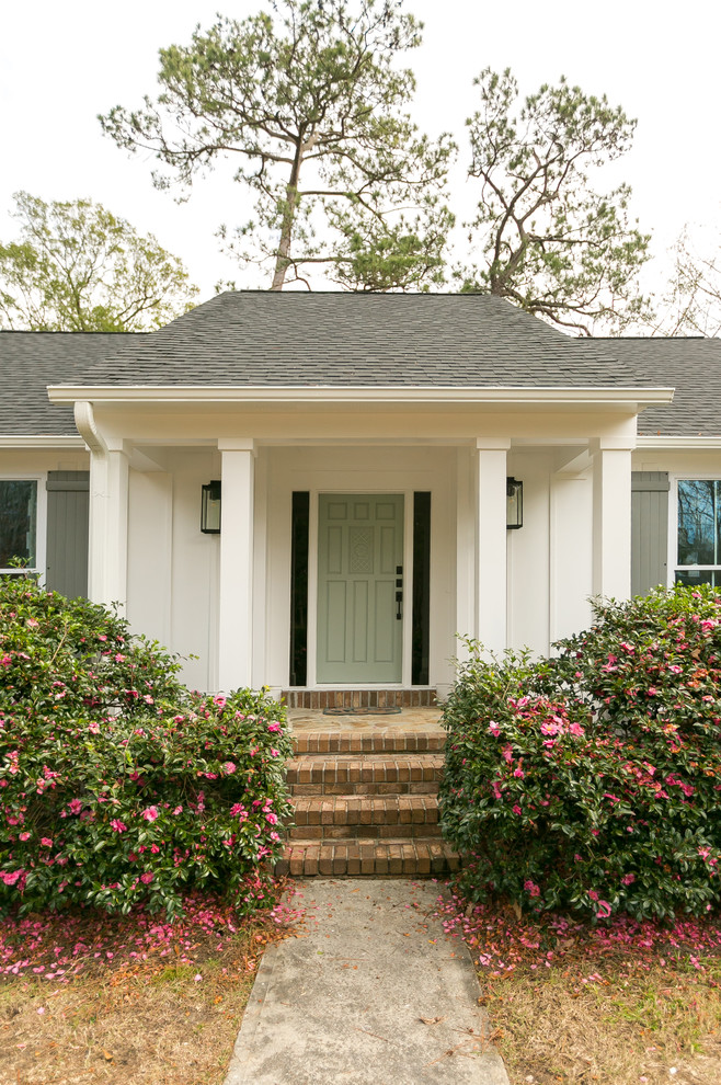 Landhausstil Haustür mit weißer Wandfarbe, Einzeltür und grüner Haustür in Charleston