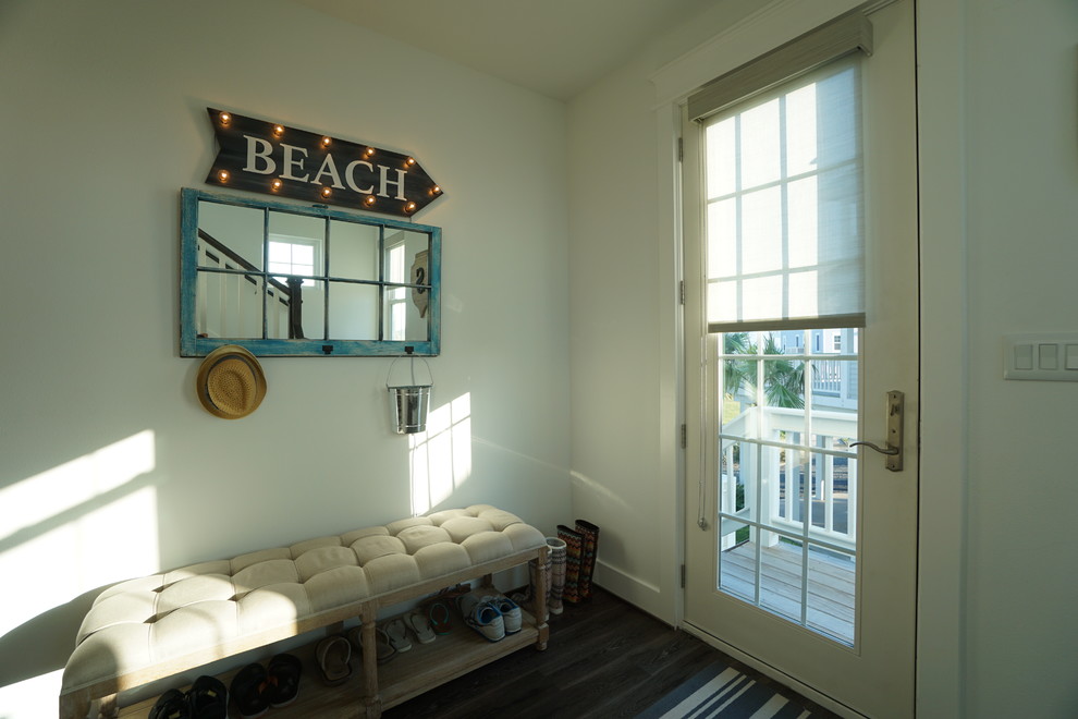 ヒューストンにある低価格の小さなビーチスタイルのおしゃれな玄関ホール (白い壁、白いドア、クッションフロア) の写真