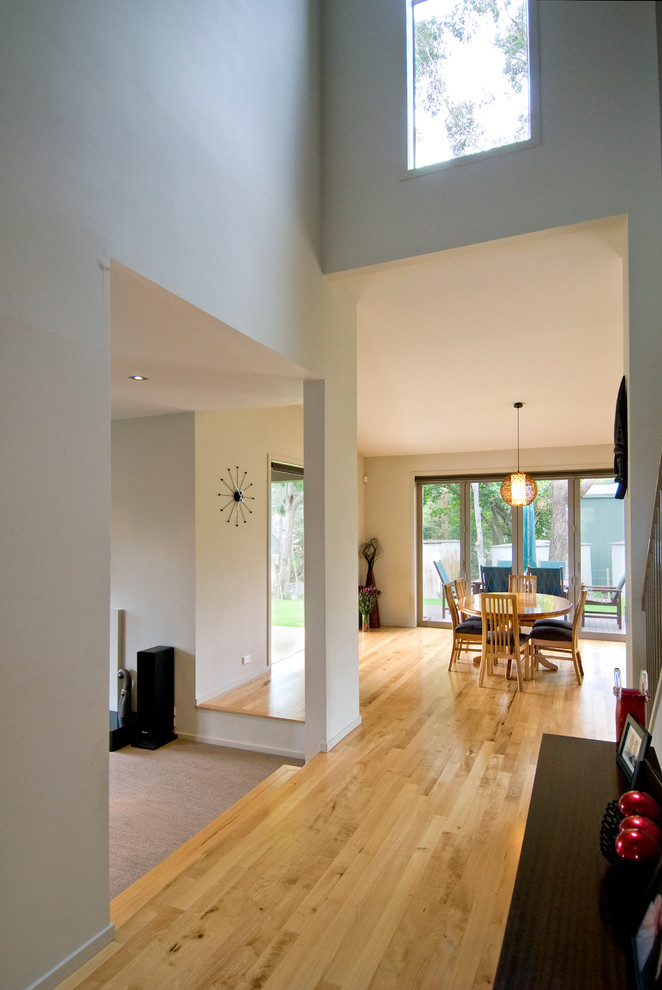 Exempel på en mellanstor modern foajé, med grå väggar, ljust trägolv, en dubbeldörr, mörk trädörr och gult golv
