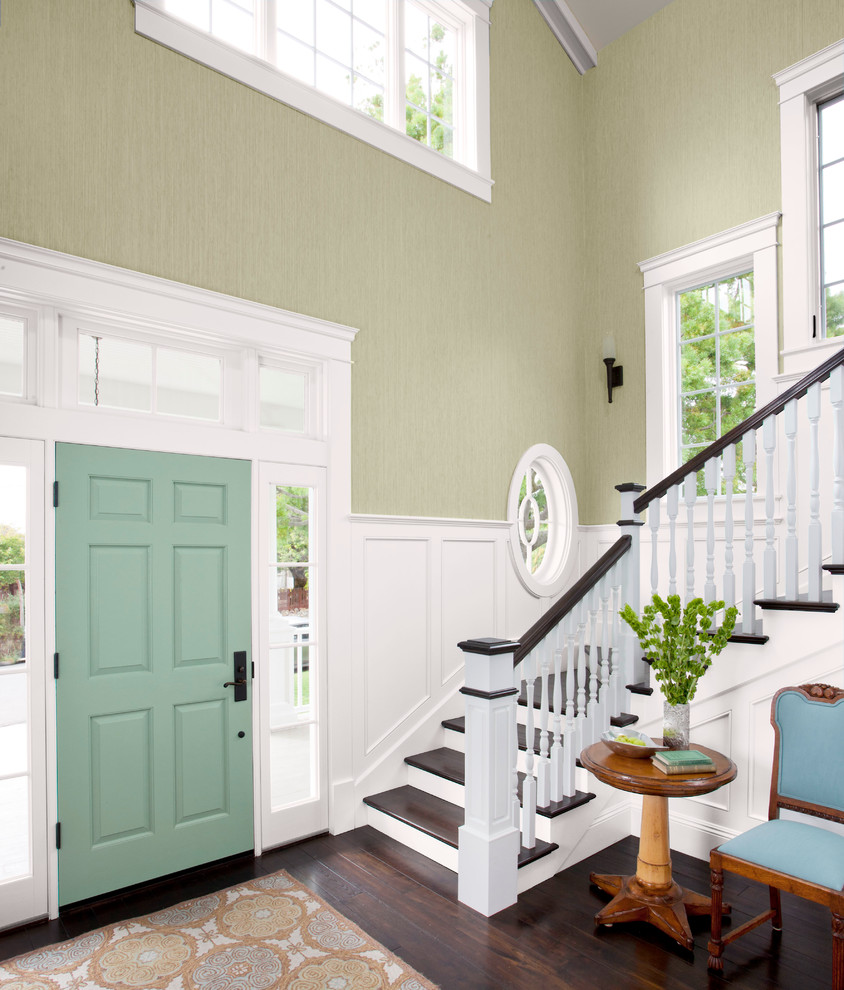 Großes Klassisches Foyer mit grüner Wandfarbe, dunklem Holzboden, Einzeltür und grüner Haustür in Charlotte