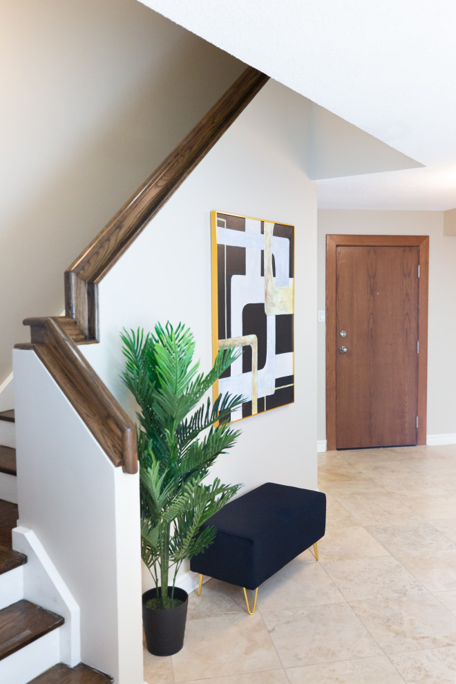 Mittelgroßes Modernes Foyer mit beiger Wandfarbe, Keramikboden, Einzeltür, hellbrauner Holzhaustür, beigem Boden, Holzdielendecke und Holzdielenwänden in Toronto