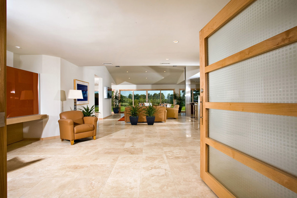 Mittelgroßes Klassisches Foyer mit weißer Wandfarbe, Porzellan-Bodenfliesen, Einzeltür, Haustür aus Glas und beigem Boden in San Diego