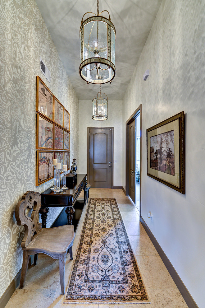 Immagine di un ingresso o corridoio mediterraneo con pareti bianche
