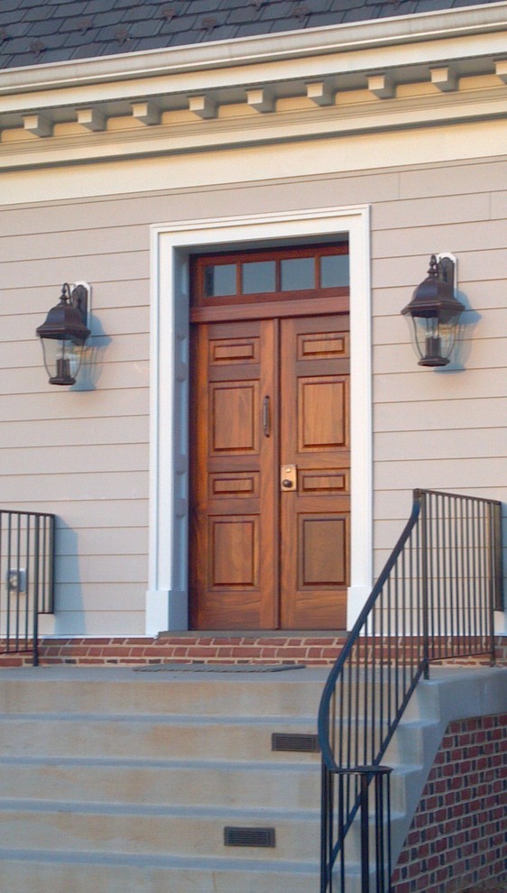 На фото: входная дверь среднего размера в классическом стиле с бежевыми стенами, двустворчатой входной дверью и входной дверью из темного дерева с